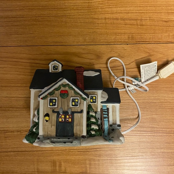 Winter Valley Village Lighted House - Picture 8 of 8